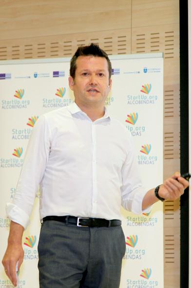 Selección de Proyectos Vª Edición StartUp Alcobendas - Imagen de uno de los ponentes dirigiéndose al público asistente.