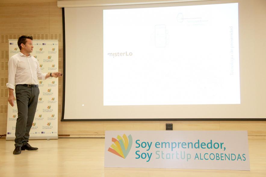 Selección de Proyectos Vª Edición StartUp Alcobendas - Imagen de uno de los ponentes dirigiéndose al público asistente.