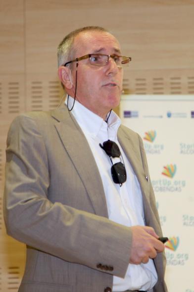 Selección de Proyectos Vª Edición StartUp Alcobendas - Imagen de uno de los ponentes dirigiéndose al público asistente.