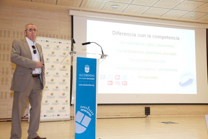 Selección de Proyectos Vª Edición StartUp Alcobendas - Imagen de uno de los ponentes dirigiéndose al público asistente.
