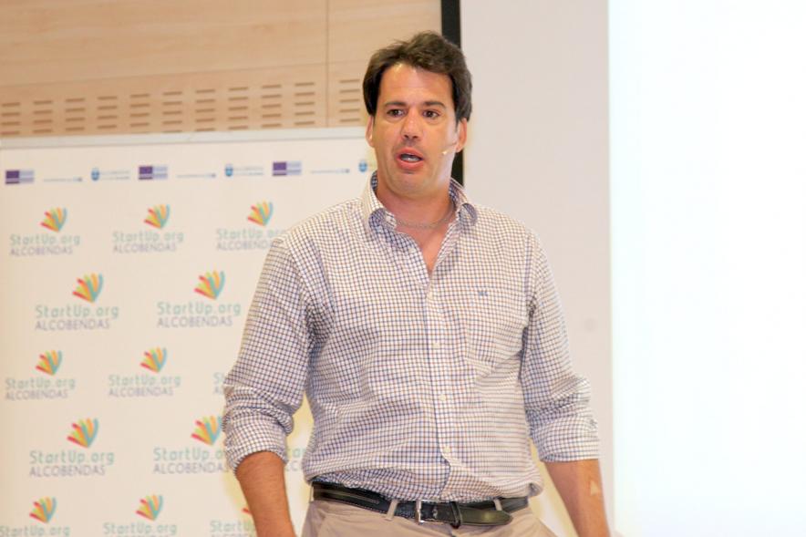 Selección de Proyectos Vª Edición StartUp Alcobendas - Imagen de uno de los ponentes dirigiéndose al público asistente.