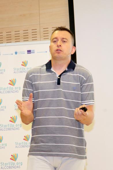Selección de Proyectos Vª Edición StartUp Alcobendas - Imagen de uno de los ponentes dirigiéndose al público asistente.