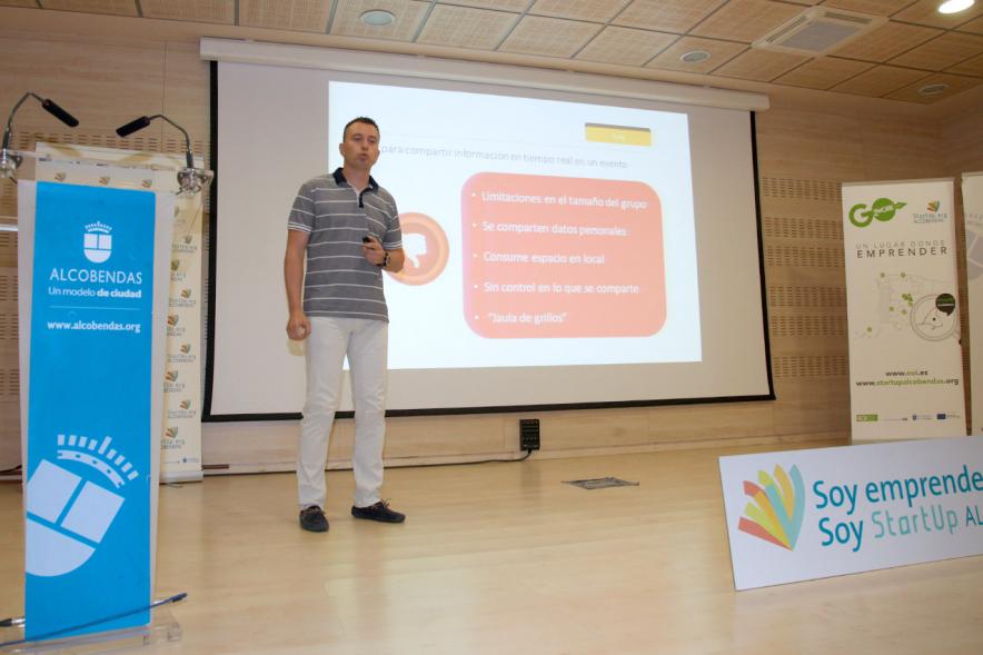 Selección de Proyectos Vª Edición StartUp Alcobendas - Imagen de uno de los ponentes dirigiéndose al público asistente.