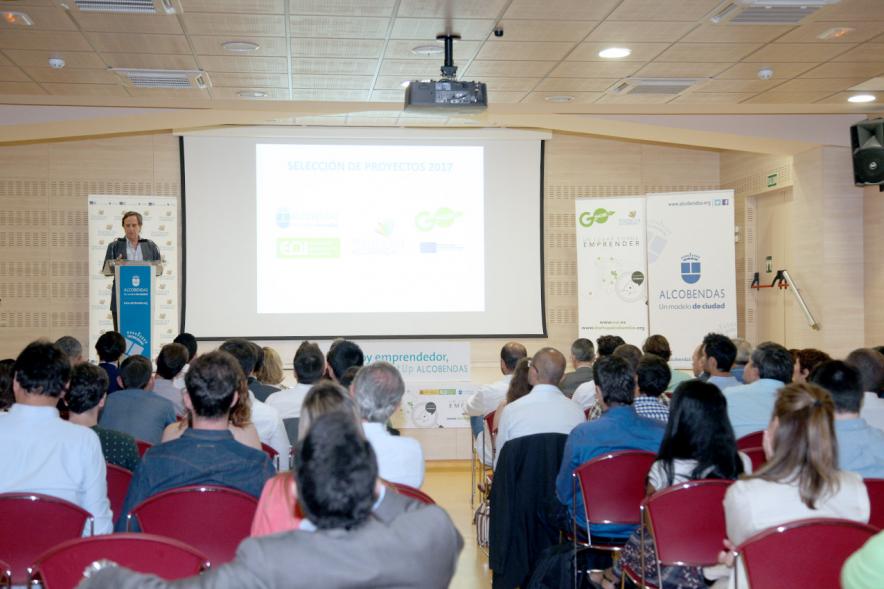 Selección de Proyectos Vª Edición StartUp Alcobendas - Imagen vista panorámica del alcalde García de Vinuesa dirigiéndose al público asistente al acto.