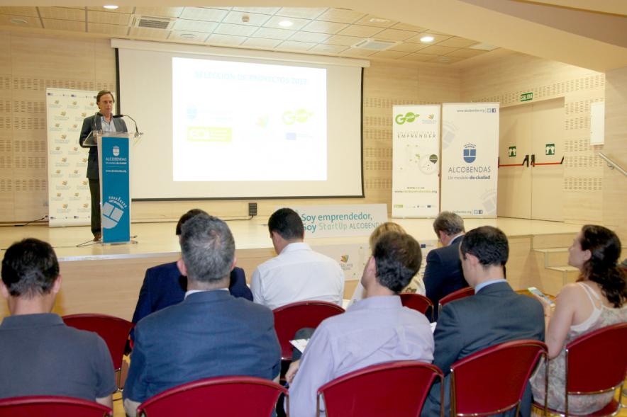 Selección de Proyectos Vª Edición StartUp Alcobendas - Imagen vista panorámica del alcalde García de Vinuesa dirigiéndose al público asistente al acto.