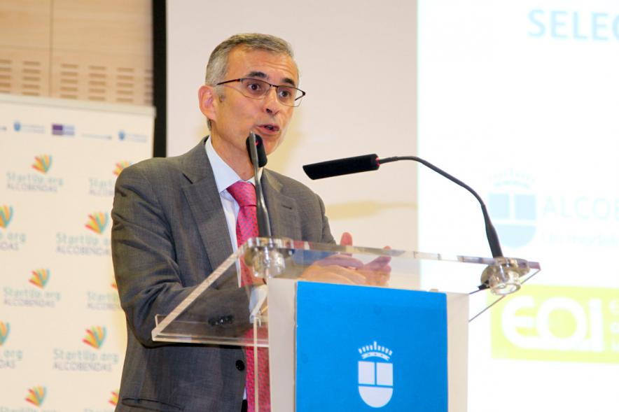 Selección de Proyectos Vª Edición StartUp Alcobendas - Imagen de una de las autoridades dirigiéndose al público asistente al acto.
