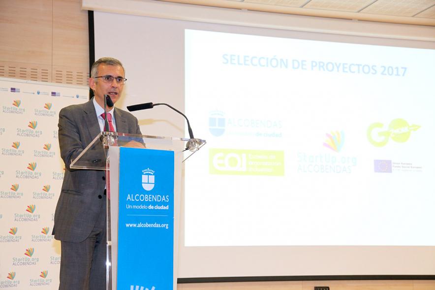 Selección de Proyectos Vª Edición StartUp Alcobendas - Imagen de una de las autoridades dirigiéndose al público asistente al acto.