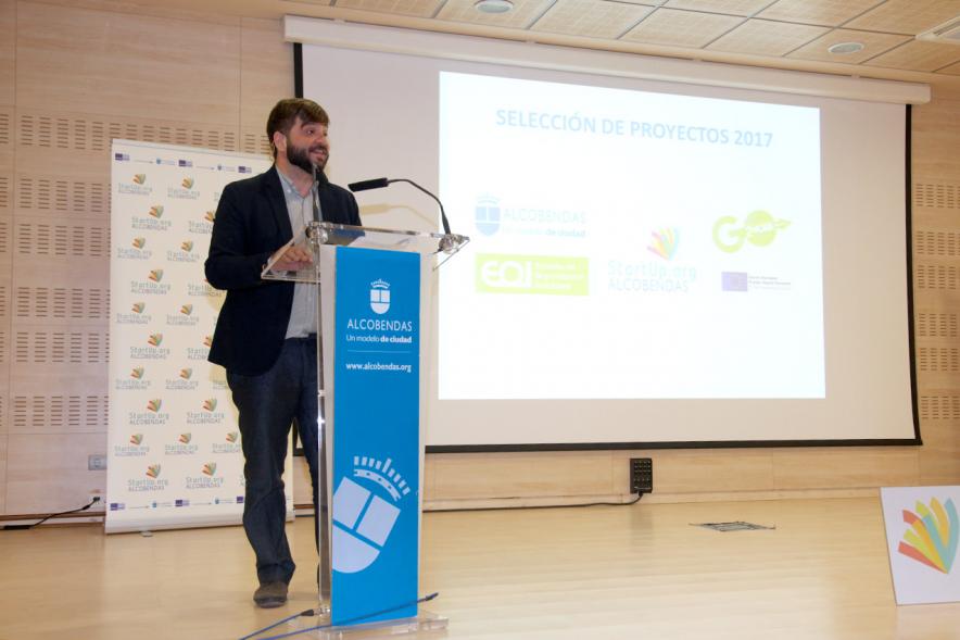 Selección de Proyectos Vª Edición StartUp Alcobendas - Imagen de una de las autoridades dirigiéndose al público asistente al acto.