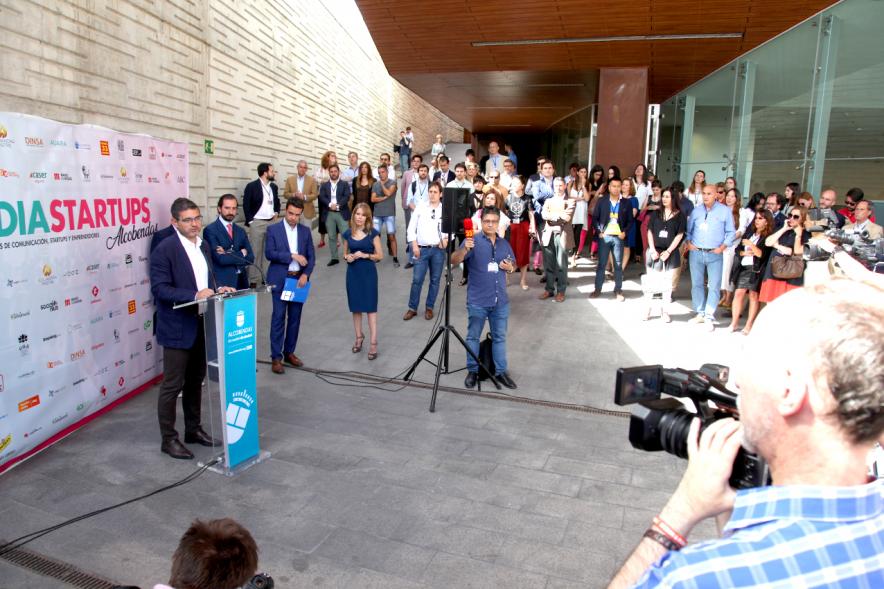 Asistentes durante la exposición de Alcalde Sánchez Acera