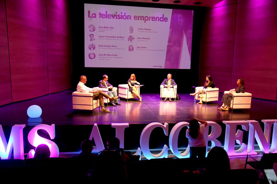 Escenario durante la charla