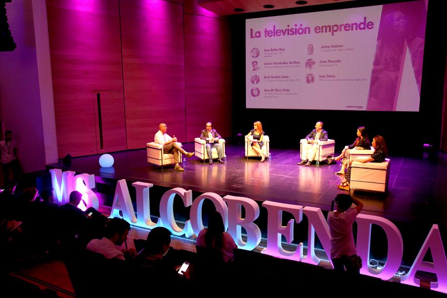 Momento de las charlas sobre emprendimiento en televisión