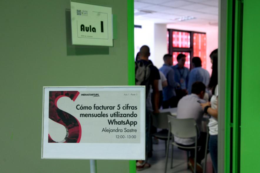 Entrada de un aula con cartel demasiado optimista 
