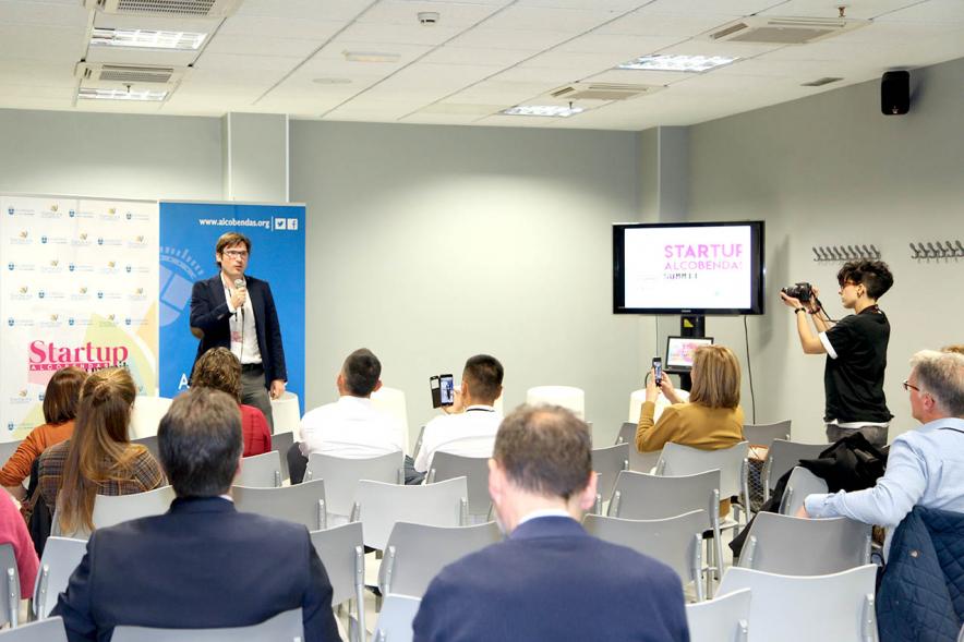 Ponente y asistentes. Start Up Alcobendas Summit.