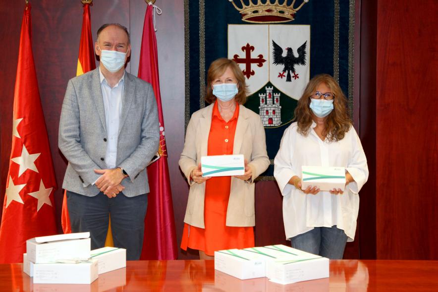 Concejalas, Ofelia Culebradas e Inmaculada Puyalto y Don Francisco Fernández Donación de Tests Covid-19 por Suanpharma - 2020