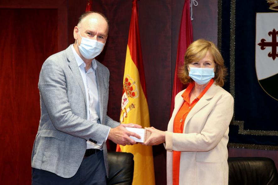 Concejal Ofelia Culebradas y Don Francisco Fernández. Donación de Tests Covid-19 por Suanpharma - 2020