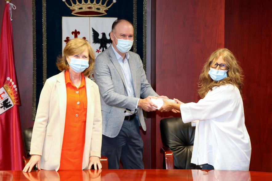 Concejalas, Ofelia Culebradas e Inmaculada Puyalto y Don Francisco Fernández. Donación de Tests Covid-19 por Suanpharma - 2020