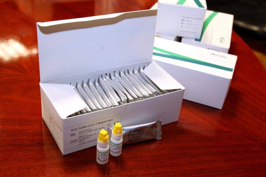 Donación de Tests Covid-19 por Suanpharma - 2020. . Las concejalas de Salud y de Bienestar Social, Ofelia Culebradas e Inmaculada Puyalto y Don Francisco Fernández