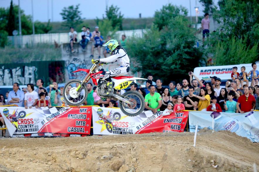 Open SMX Supermotocross -  Imagen de un momento del Supermotocross, salto de una moto.