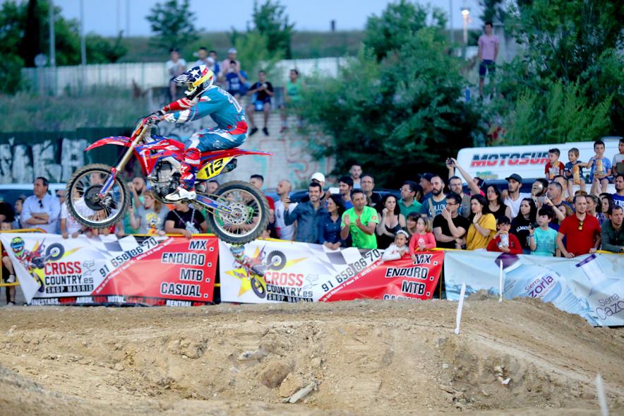 Open SMX Supermotocross - Imagen de un momento del Supermotocross, salto de una moto.