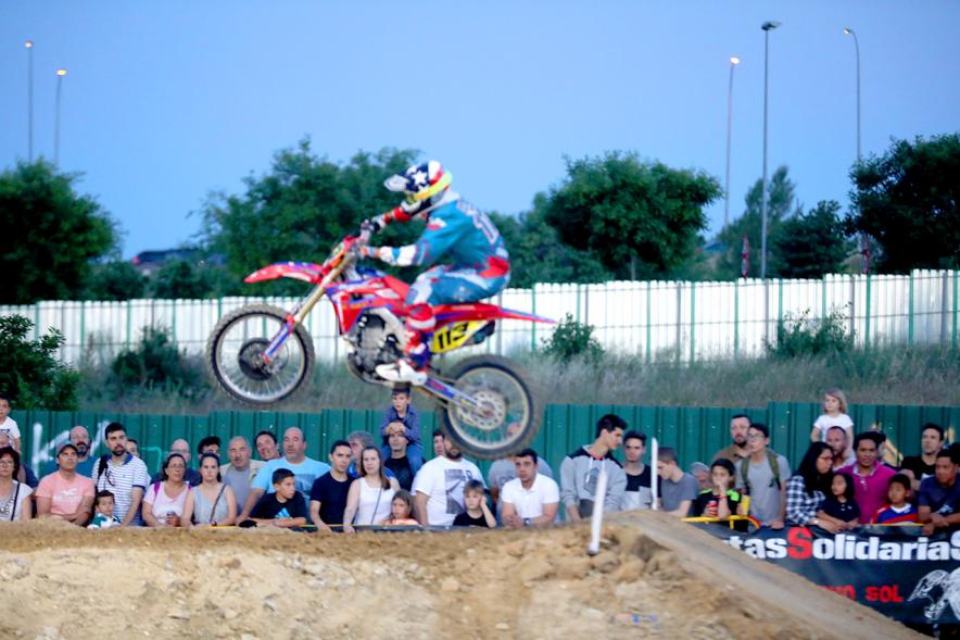Open SMX Supermotocross - Imagen de un momento del Supermotocross, salto de una moto.