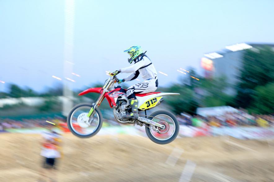 Open SMX Supermotocross - Imagen de un momento del Supermotocross, salto de una moto.