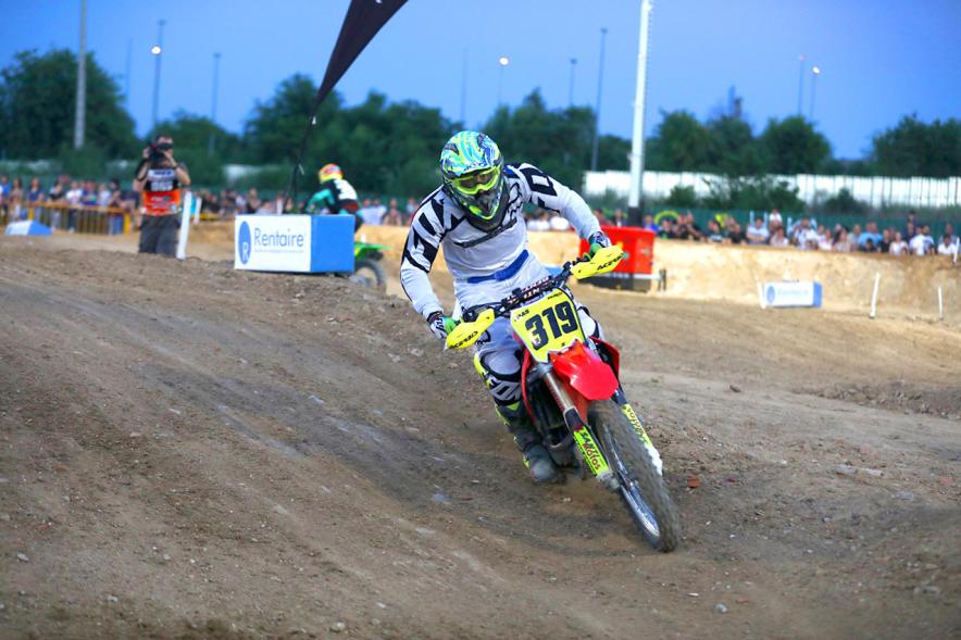 Open SMX Supermotocross - Imagen de un momento del Supermotocross, una moto en un lance de carrera.