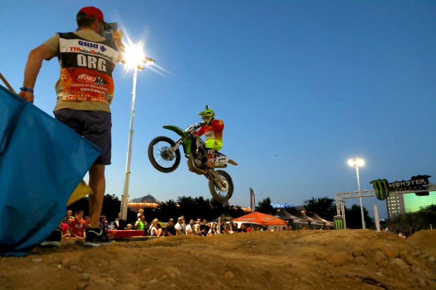 Open SMX Supermotocross - Imagen de un momento del Supermotocross, una moto en un lance de carrera.