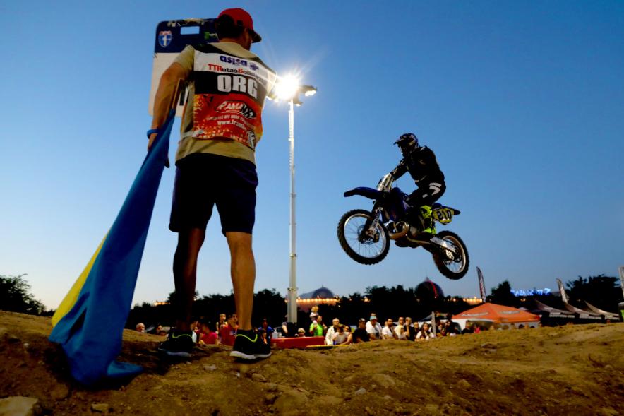 Open SMX Supermotocross - Imagen de un momento del Supermotocross, salto de una moto.
