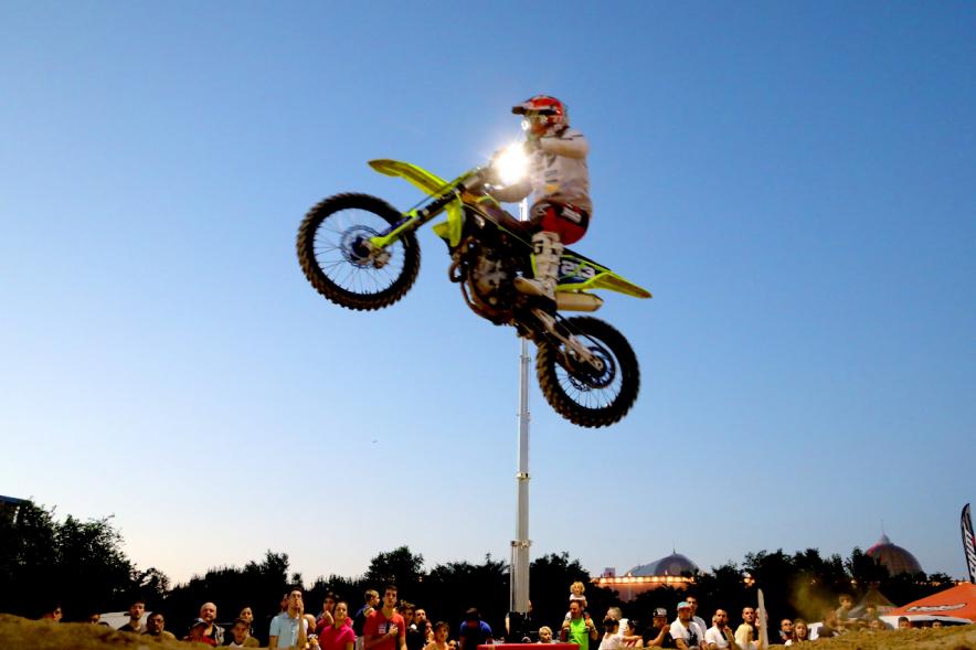 Open SMX Supermotocross - Imagen de un momento del Supermotocross, salto de una moto.