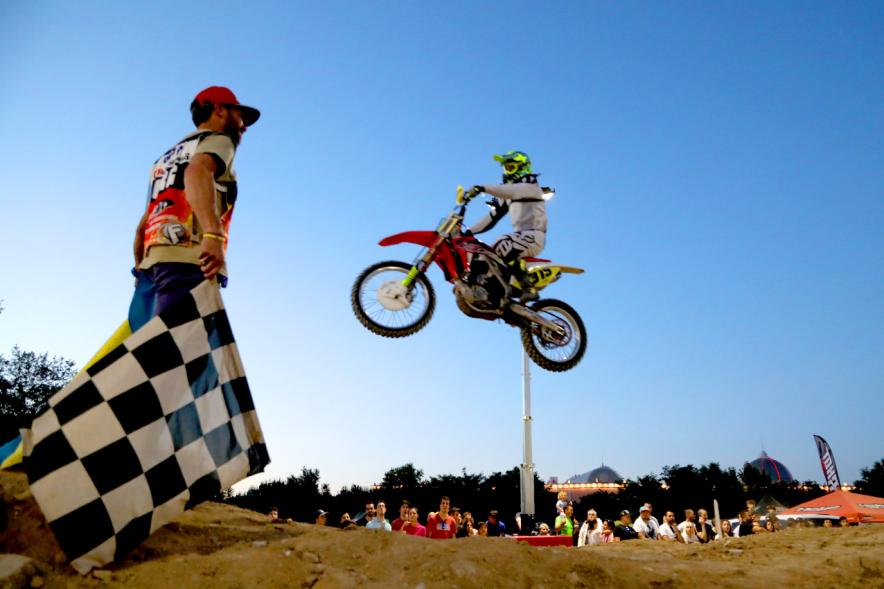Open SMX Supermotocross - Imagen de un juez mostrando una bandera a un motorista.
