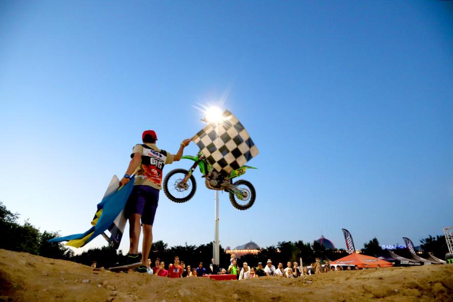 Open SMX Supermotocross - Imagen de un juez mostrando una bandera a un motorista.