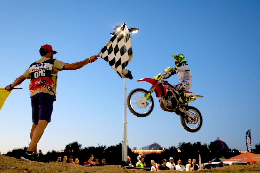 Open SMX Supermotocross - Imagen de un juez mostrando una bandera a un motorista.