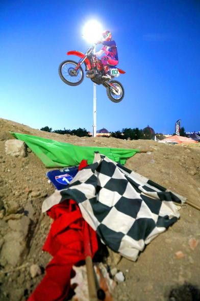 Open SMX Supermotocross - Imagen de primer plano de las distintas banderas que se utilizan durante la carrera.