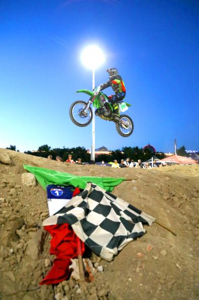 Open SMX Supermotocross - Imagen de primer plano de las distintas banderas que se utilizan durante la carrera.