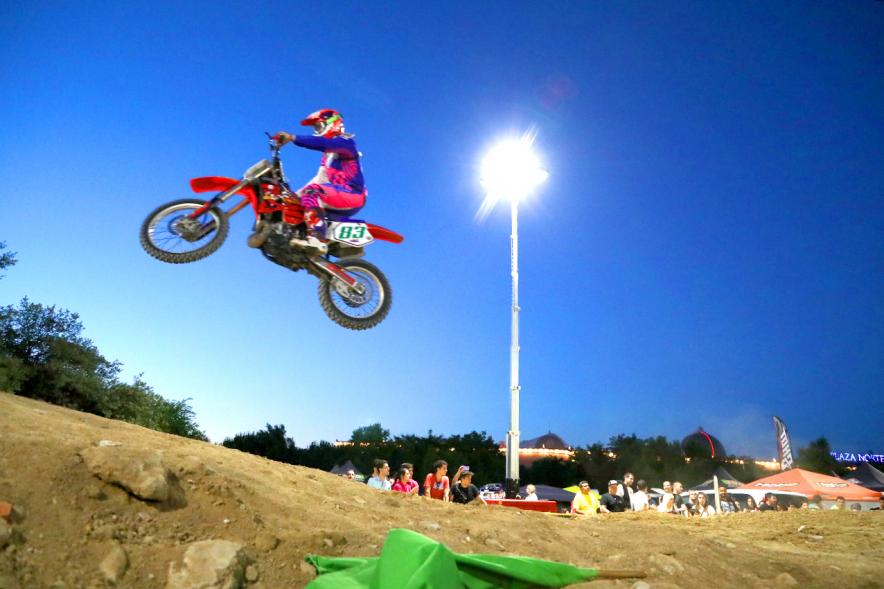 Open SMX Supermotocross - Imagen de un momento del Supermotocross, salto de una moto.