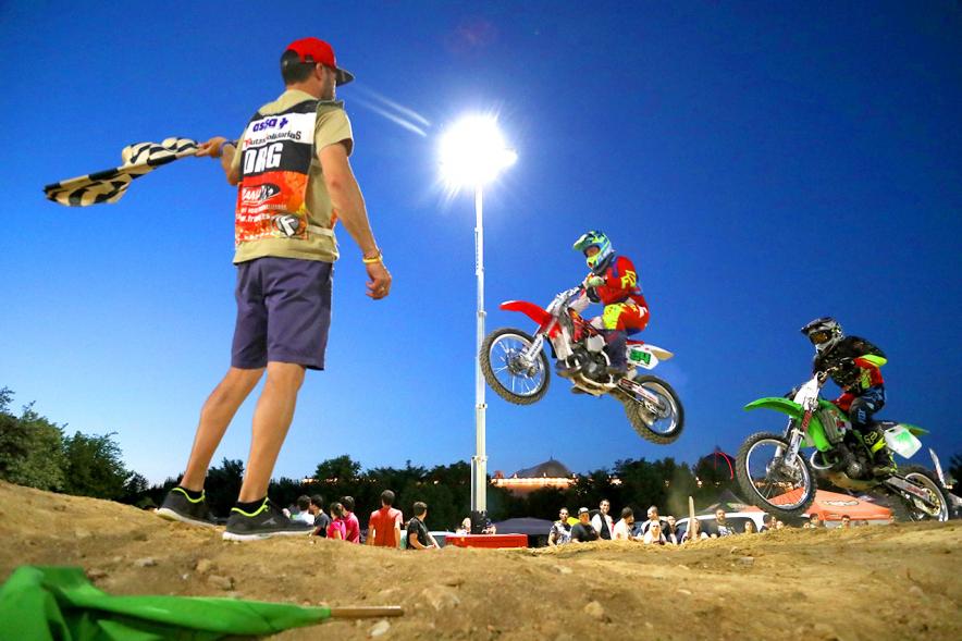 Open SMX Supermotocross - Imagen de dos pilotos en un momento de la carrera y un juez vigilando que todo se realiza correctamente.