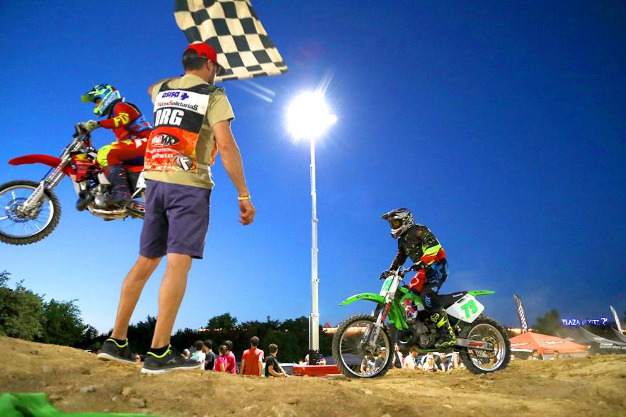 Open SMX Supermotocross - Imagen de dos pilotos en un momento de la carrera y un juez vigilando que todo se realiza correctamente.