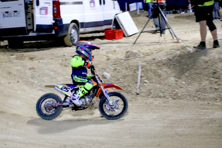 Open SMX Supermotocross - Imagen de un momento del Supermotocross, una moto en un lance de carrera.