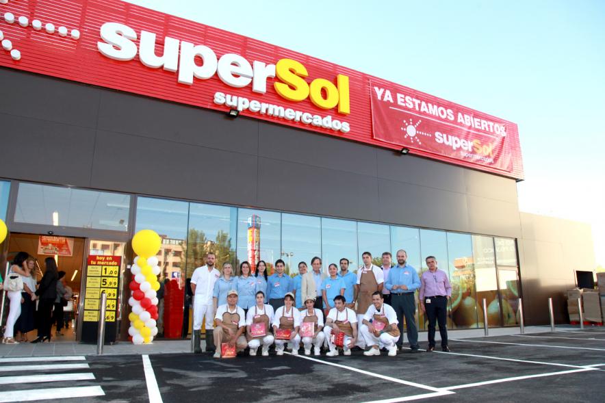 Inauguración Supermercado Supersol -  El alcalde y los trabajadores en la puerta principal.