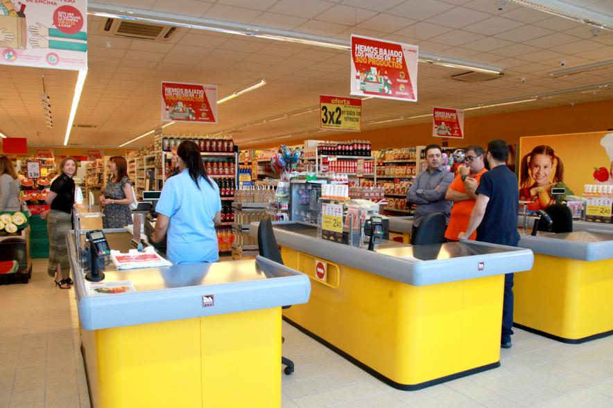 Inauguración Supermercado Supersol - Zona de cajas del supermercado.