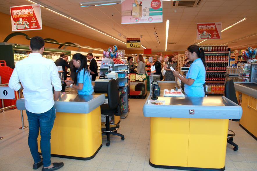 Inauguración Supermercado Supersol - Zona de cajas del supermercado.