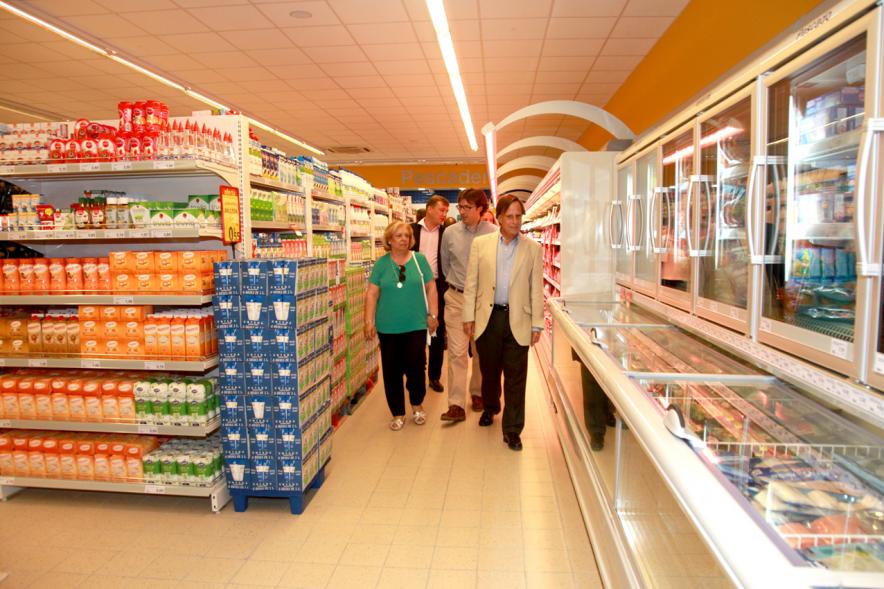 Inauguración Supermercado Supersol -  El alcalde pasea por el supermercado.