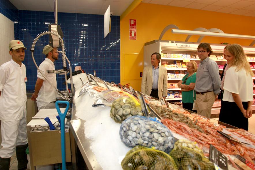 Inauguración Supermercado Supersol - El alcalde en la zona de pescadería.