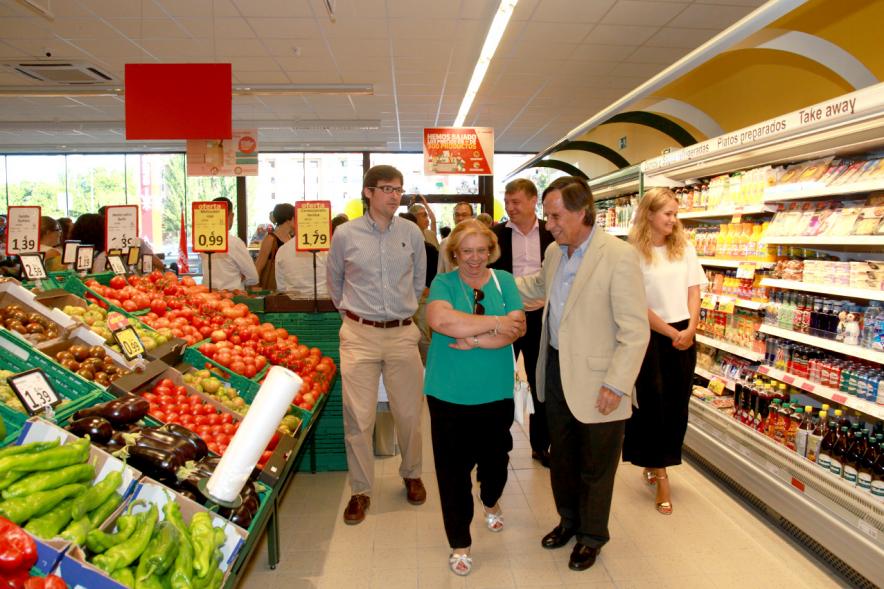 Inauguración Supermercado Supersol - Las autoridades municipales  junto a una responsable de Supersol.