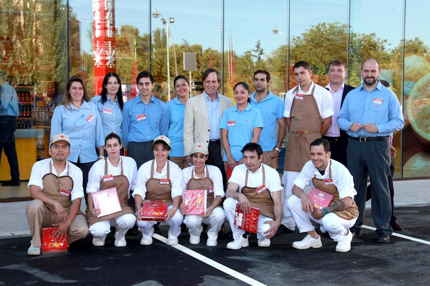 Inauguración Supermercado Supersol - Posado grupal de los trabajadores.