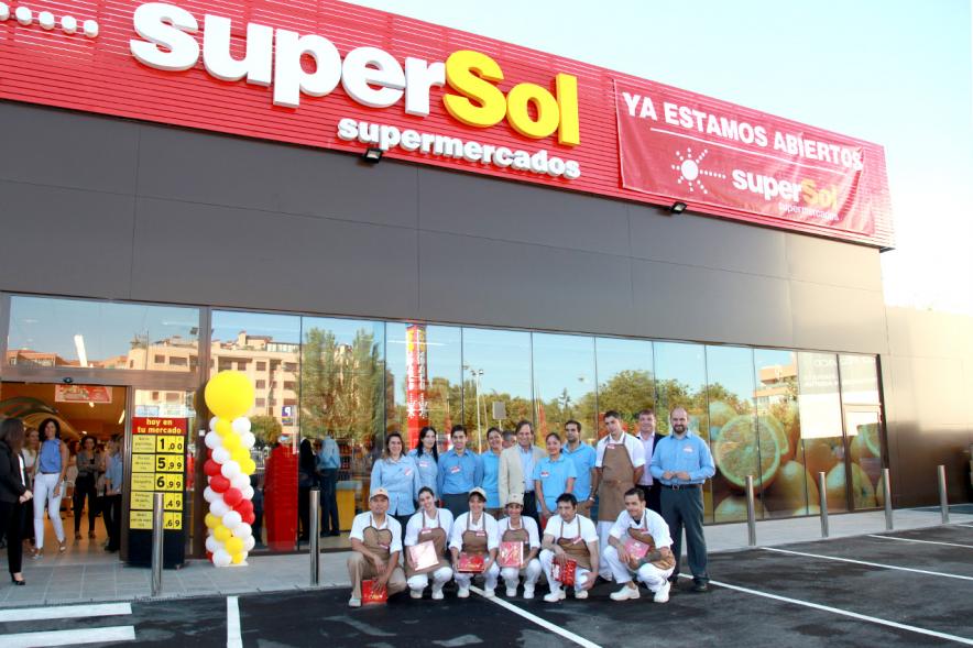 Inauguración Supermercado Supersol  - Posado del alcalde con los trabajadores.