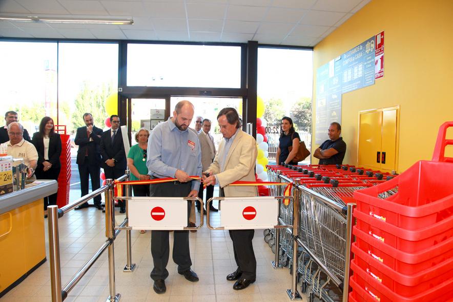 Inauguración Supermercado Supersol - Corte de cinta inaugural  por el alcalde.