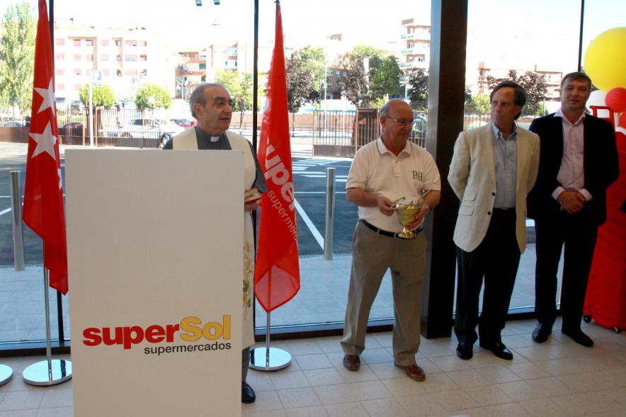 Inauguración Supermercado Supersol - El sacerdote bendice el supermercado.