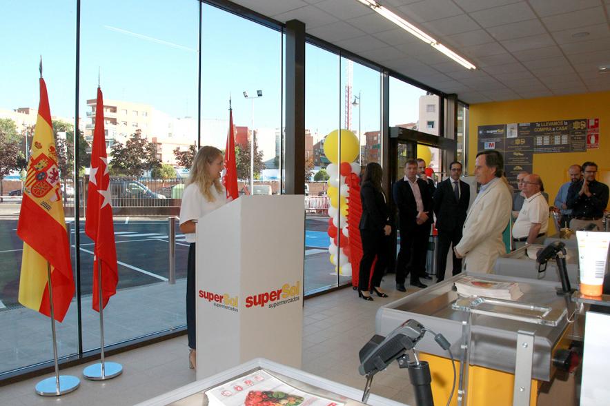 Inauguración Supermercado Supersol - El alcalde dentro del supermercado.