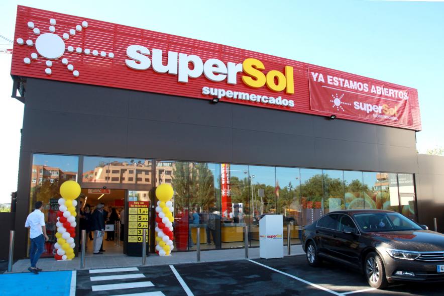 Inauguración Supermercado Supersol - Entrada principal al supermercado.